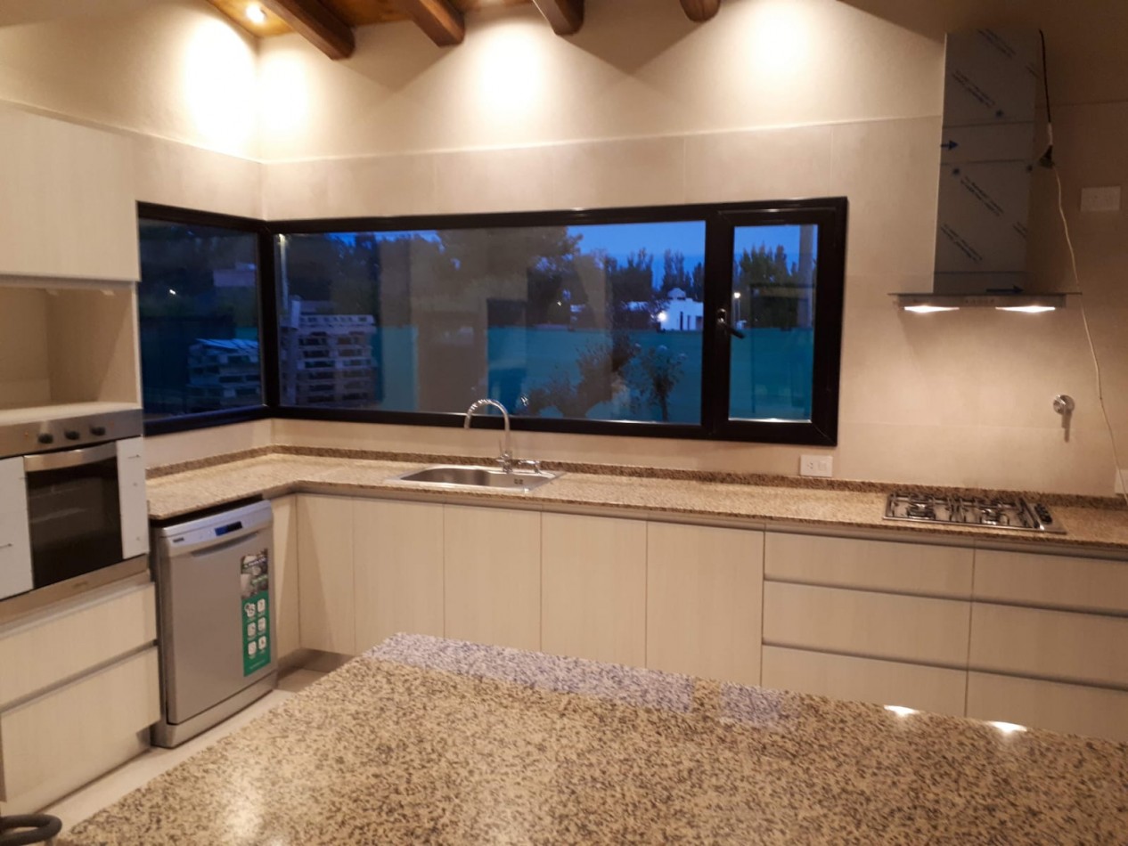 ¡Casa Amplia Nueva en Venta en Excelente Ubicacion en San Rafael, Mendoza!