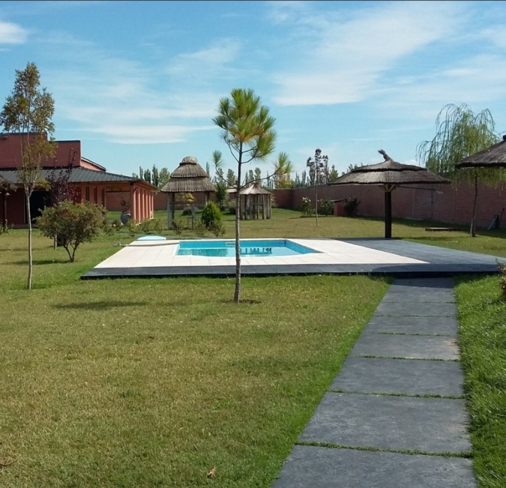 Vendo Casa Amplia de Primera Calidad con 5000 m² de terreno y 300 construidos cuenta ademas de salon de 150 m², cochera, pileta y mas en San Rafael