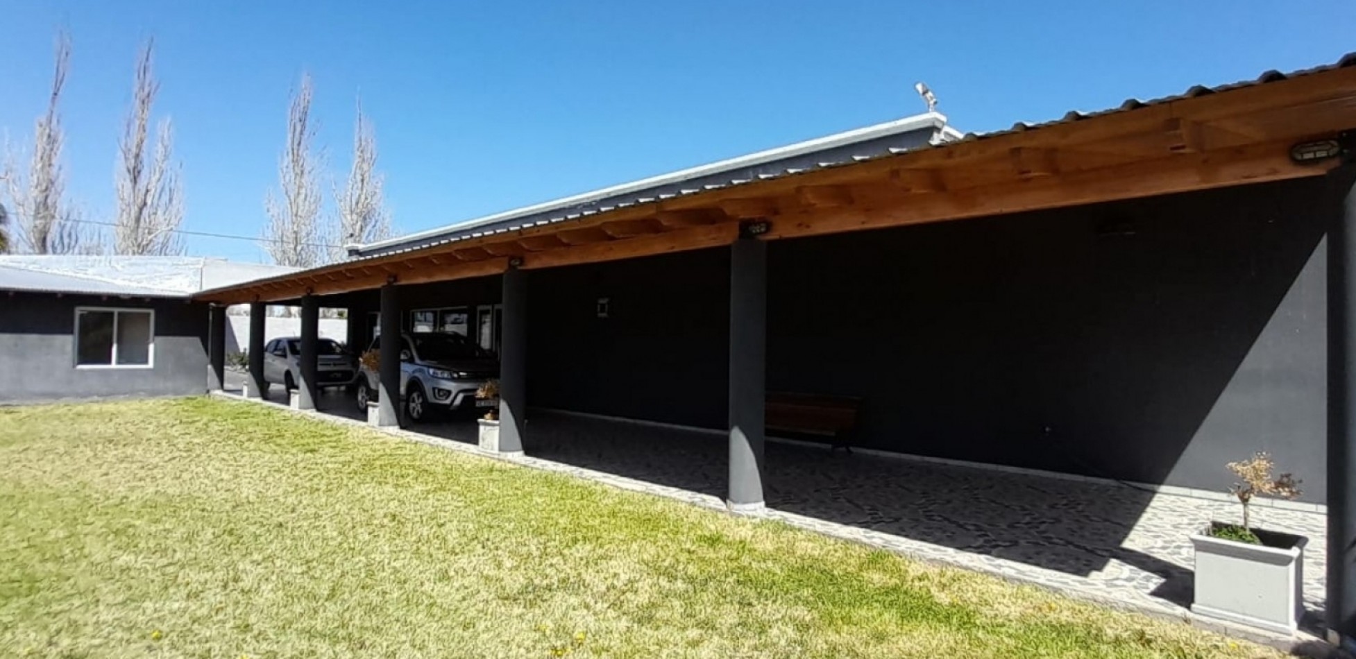 Vendo Casa Amplia de Primera Calidad con 5000 m² de terreno y 300 construidos cuenta ademas de salon de 150 m², cochera, pileta y mas en San Rafael