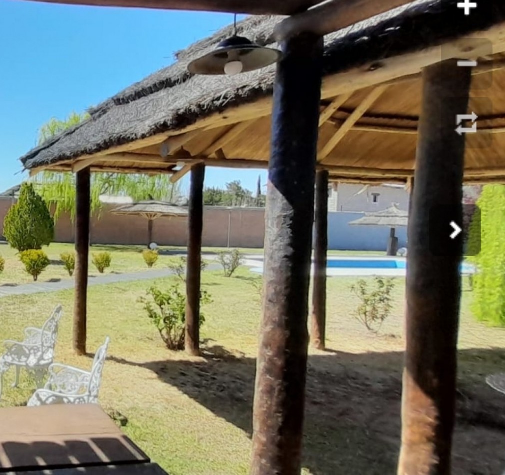 Vendo Casa Amplia de Primera Calidad con 5000 m² de terreno y 300 construidos cuenta ademas de salon de 150 m², cochera, pileta y mas en San Rafael