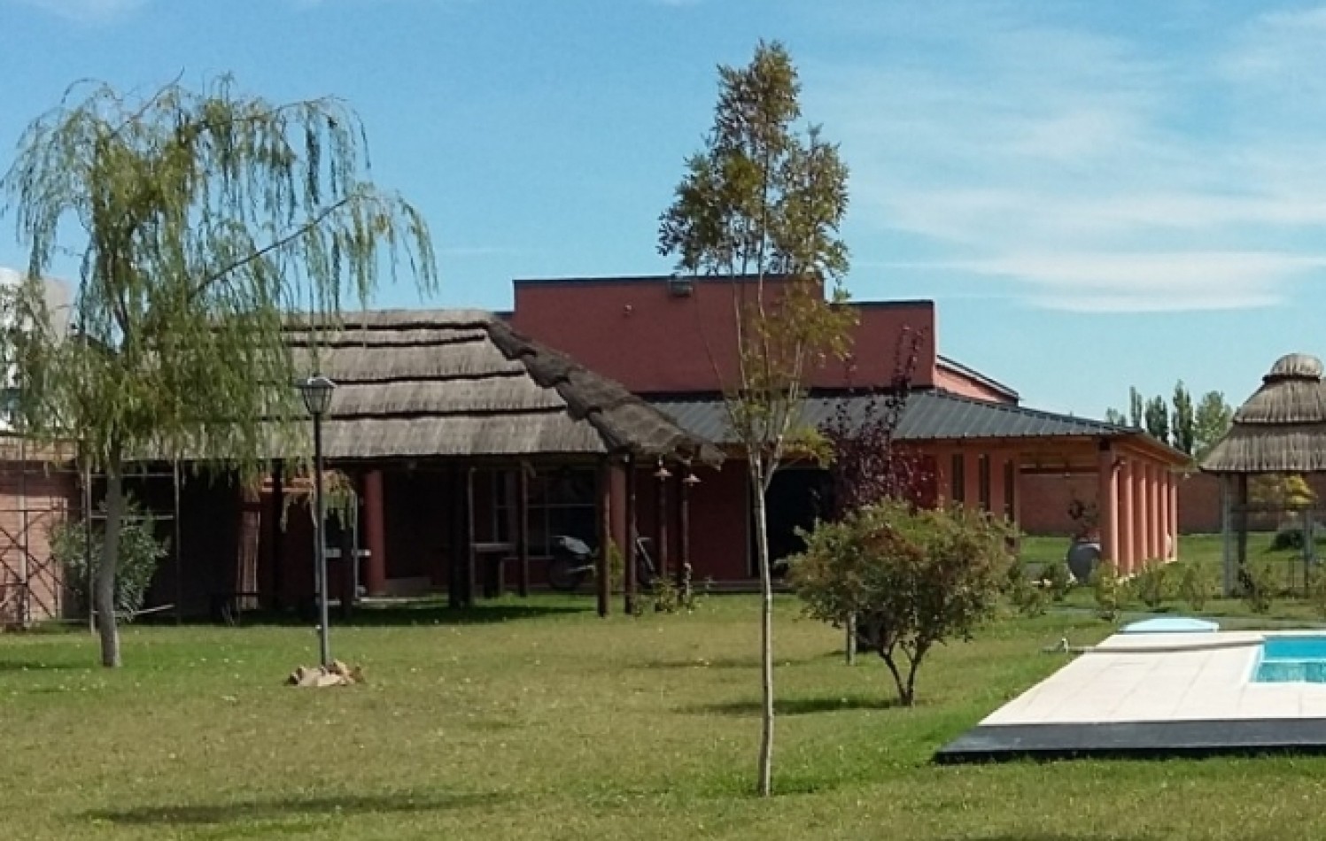 Vendo Casa Amplia de Primera Calidad con 5000 m² de terreno y 300 construidos cuenta ademas de salon de 150 m², cochera, pileta y mas en San Rafael