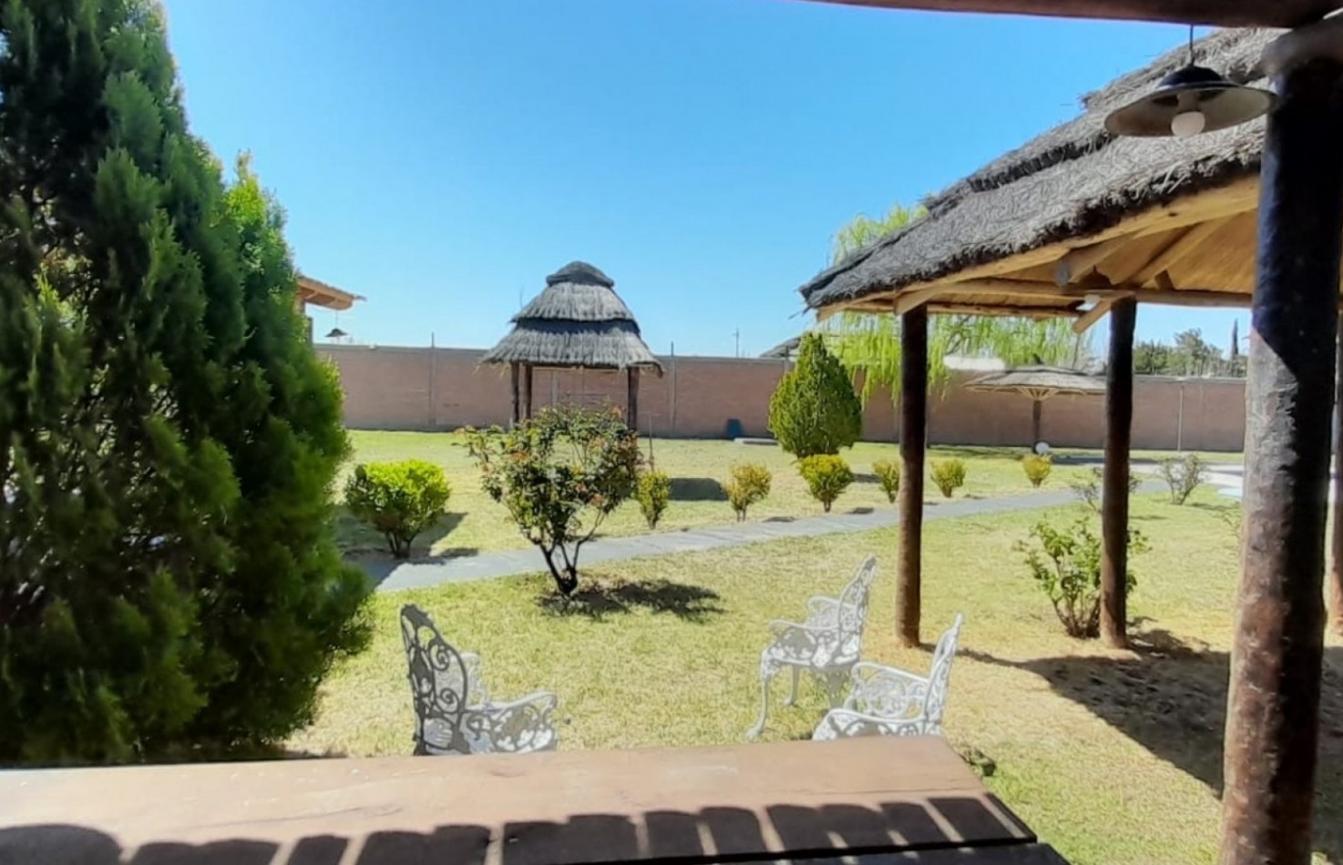 Vendo Casa Amplia de Primera Calidad con 5000 m² de terreno y 300 construidos cuenta ademas de salon de 150 m², cochera, pileta y mas en San Rafael