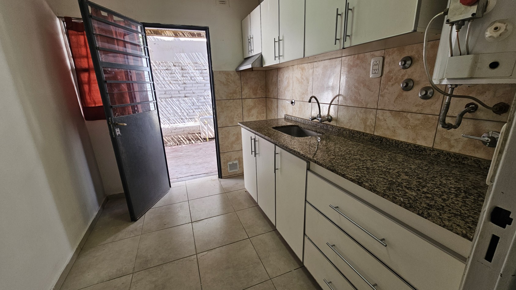 ¡Casa en Venta Apta Credito en San Rafael! 3 Dormitorios, Cochera, Churrasquera y Todos los Servicios