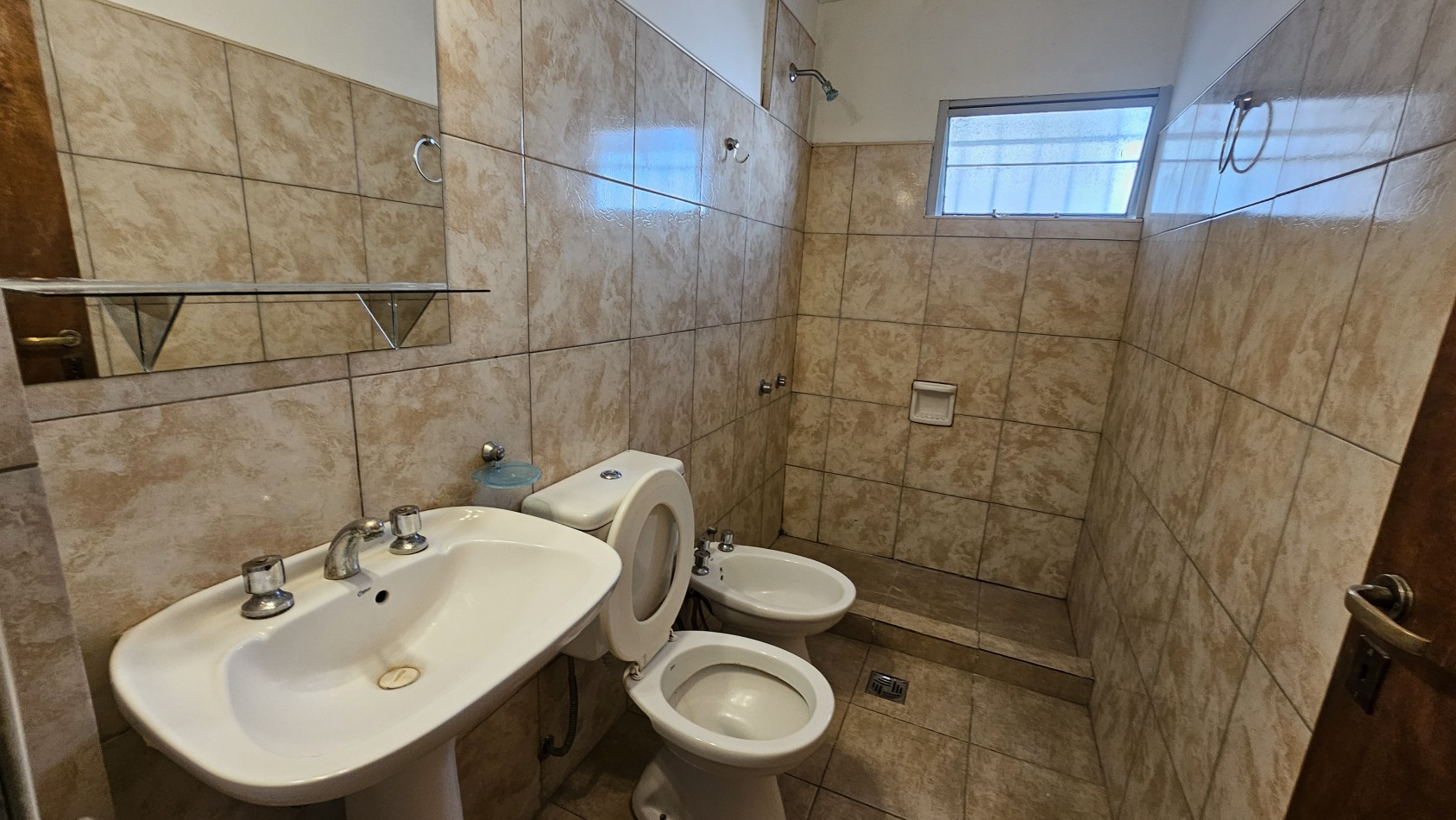 ¡Casa en Venta Apta Credito en San Rafael! 3 Dormitorios, Cochera, Churrasquera y Todos los Servicios