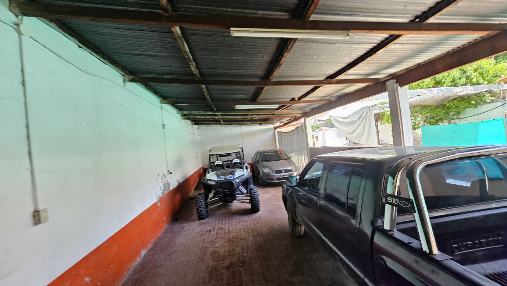 Galpon + Casa con gas. Propiedad Multifuncional en Avenida Sarmiento de San Rafael: 2 Galpones con Casa de 3 Dormitorios, ¡Ideal para Comercio o Deposito!