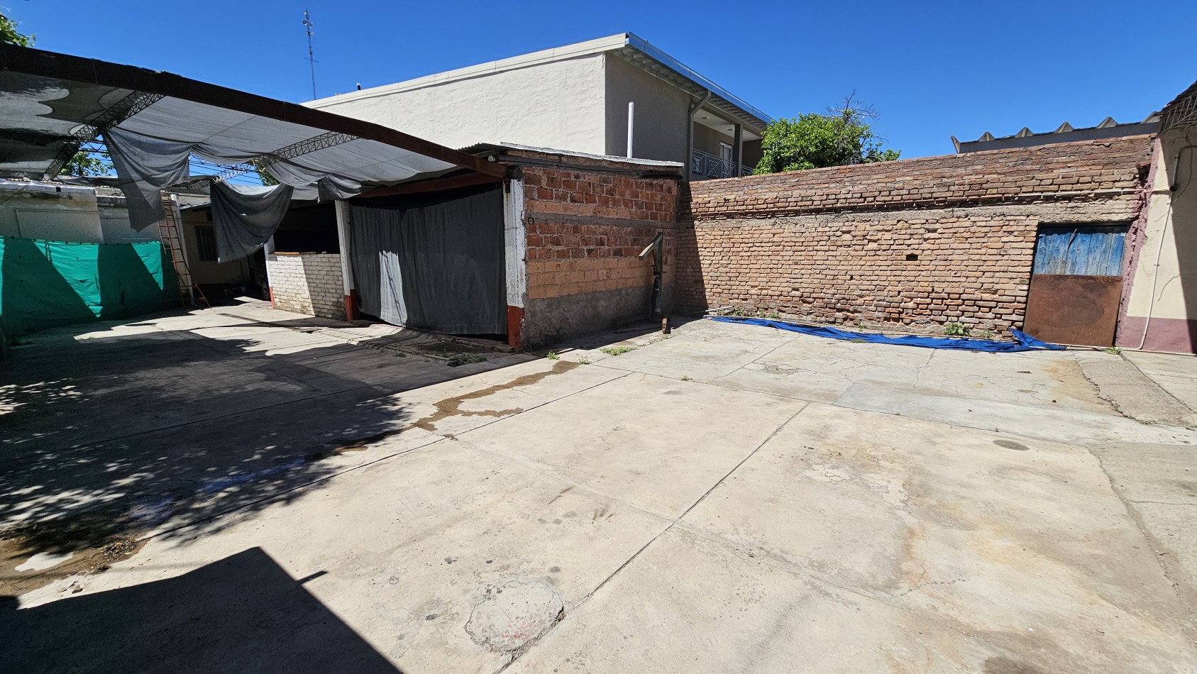 Galpon + Casa con gas. Propiedad Multifuncional en Avenida Sarmiento de San Rafael: 2 Galpones con Casa de 3 Dormitorios, ¡Ideal para Comercio o Deposito!