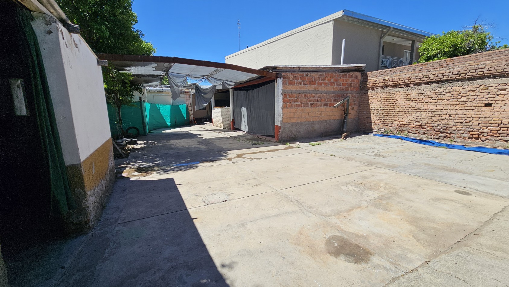 Galpon + Casa con gas. Propiedad Multifuncional en Avenida Sarmiento de San Rafael: 2 Galpones con Casa de 3 Dormitorios, ¡Ideal para Comercio o Deposito!