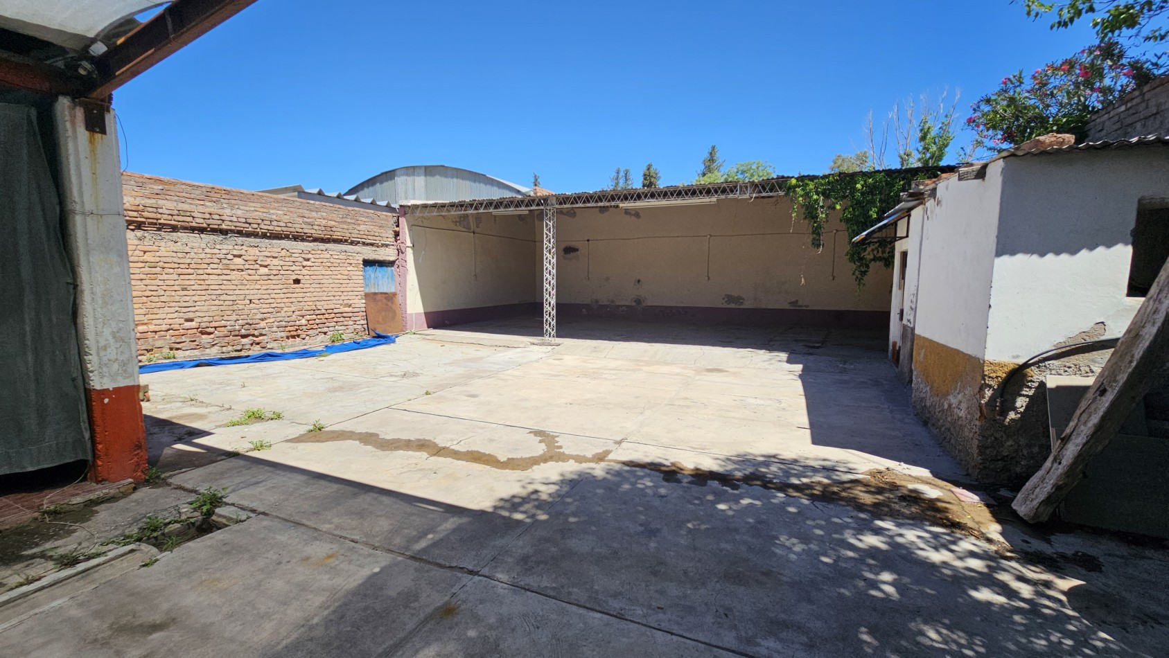 Galpon + Casa con gas. Propiedad Multifuncional en Avenida Sarmiento de San Rafael: 2 Galpones con Casa de 3 Dormitorios, ¡Ideal para Comercio o Deposito!