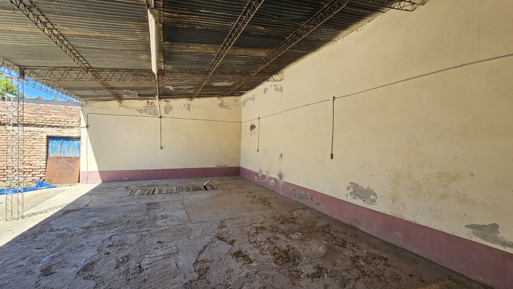 Galpon + Casa con gas. Propiedad Multifuncional en Avenida Sarmiento de San Rafael: 2 Galpones con Casa de 3 Dormitorios, ¡Ideal para Comercio o Deposito!