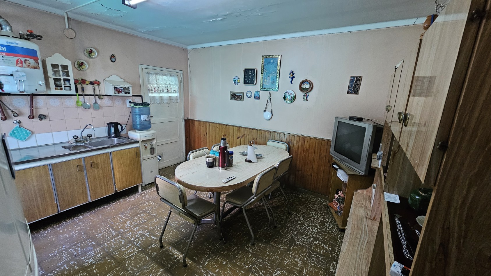 Galpon + Casa con gas. Propiedad Multifuncional en Avenida Sarmiento de San Rafael: 2 Galpones con Casa de 3 Dormitorios, ¡Ideal para Comercio o Deposito!
