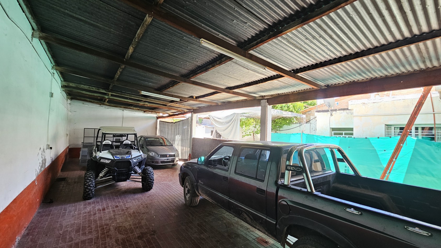 Galpon + Casa con gas. Propiedad Multifuncional en Avenida Sarmiento de San Rafael: 2 Galpones con Casa de 3 Dormitorios, ¡Ideal para Comercio o Deposito!
