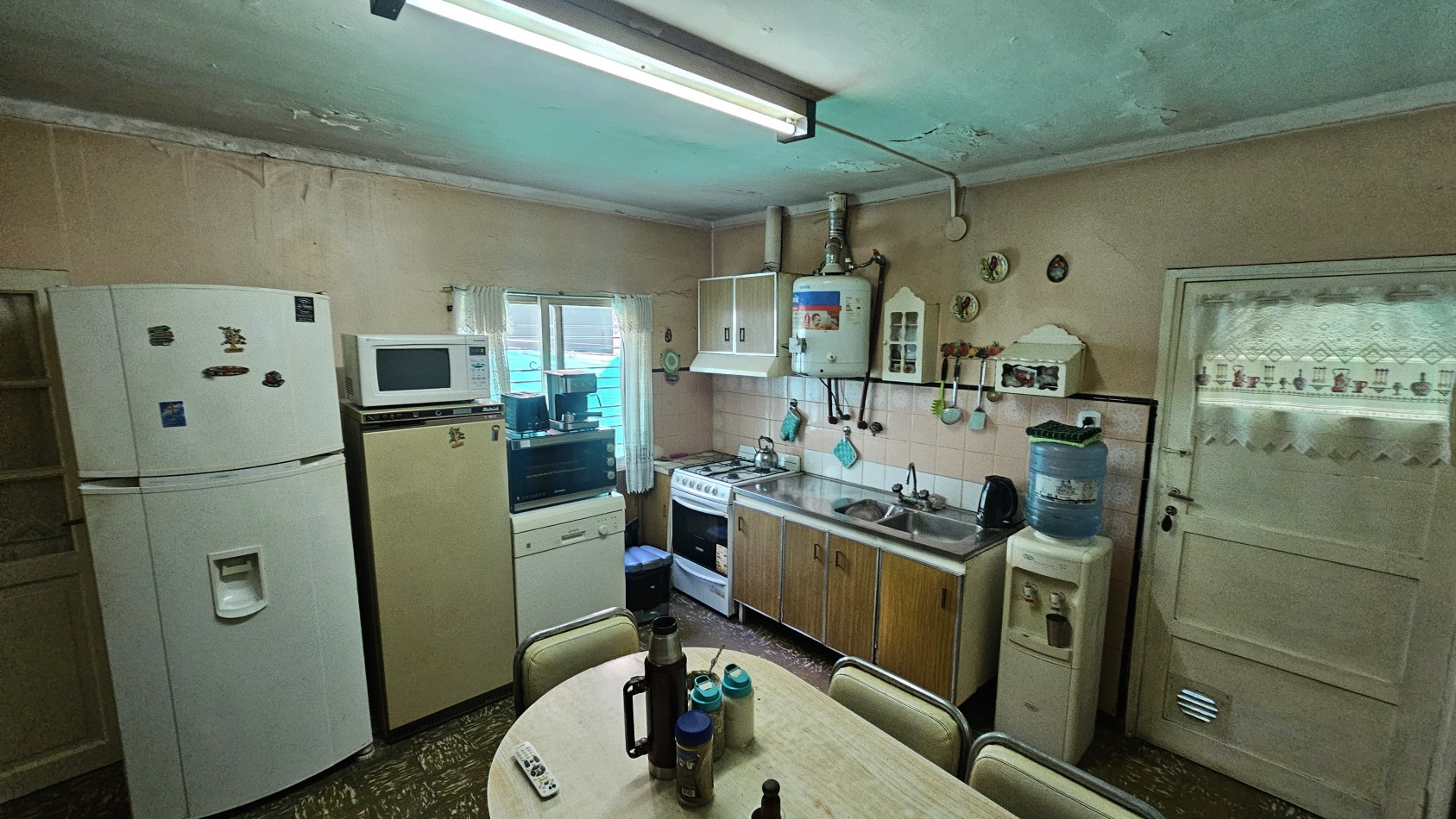 Galpon + Casa con gas. Propiedad Multifuncional en Avenida Sarmiento de San Rafael: 2 Galpones con Casa de 3 Dormitorios, ¡Ideal para Comercio o Deposito!