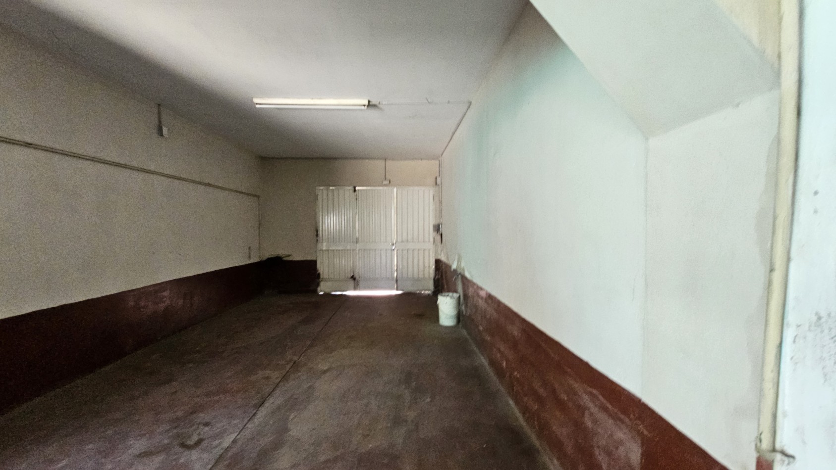 Galpon + Casa con gas. Propiedad Multifuncional en Avenida Sarmiento de San Rafael: 2 Galpones con Casa de 3 Dormitorios, ¡Ideal para Comercio o Deposito!