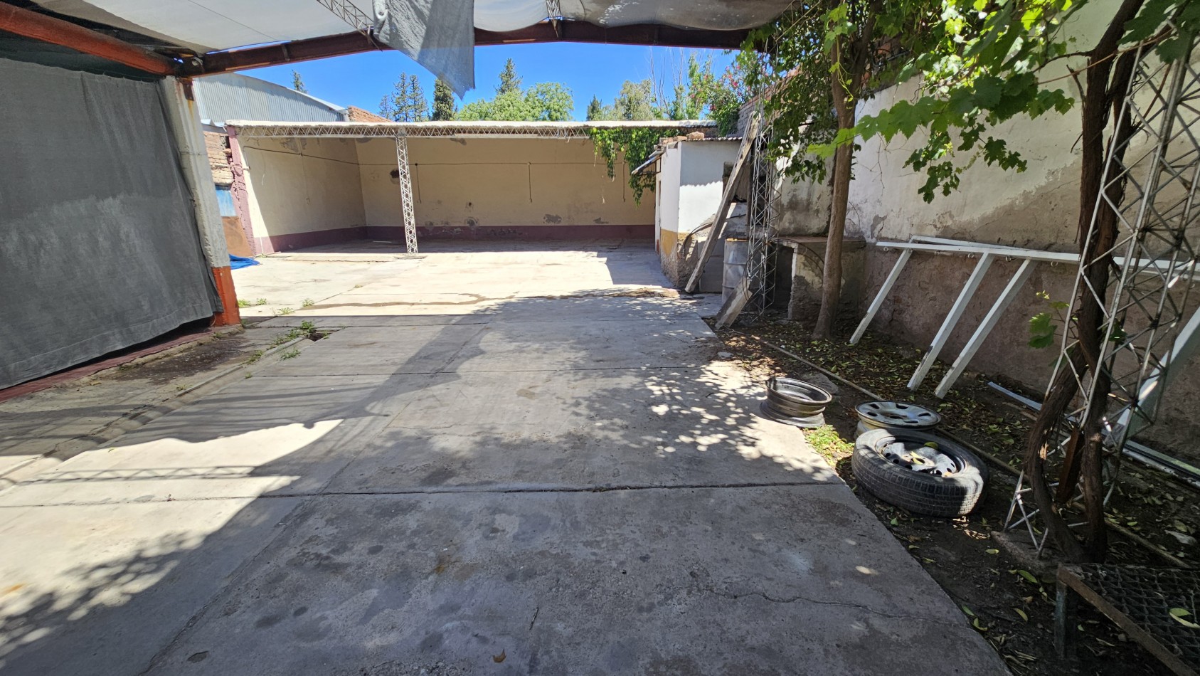 Casa + Galpon con gas. Propiedad Multifuncional en Avenida Sarmiento de San Rafael: 2 Galpones con Casa de 3 Dormitorios, ¡Ideal para Comercio o Deposito!