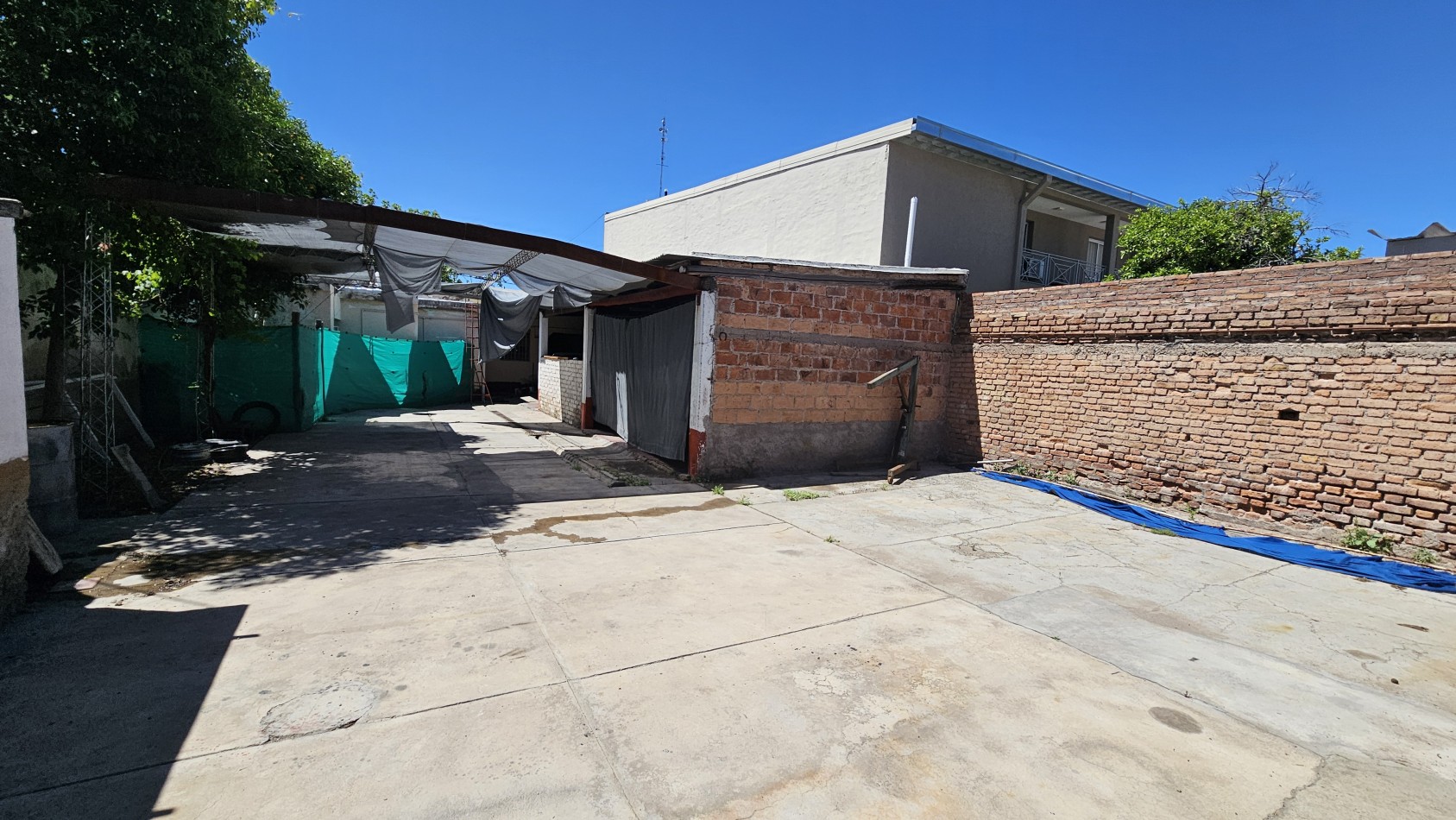 Casa + Galpon con gas. Propiedad Multifuncional en Avenida Sarmiento de San Rafael: 2 Galpones con Casa de 3 Dormitorios, ¡Ideal para Comercio o Deposito!