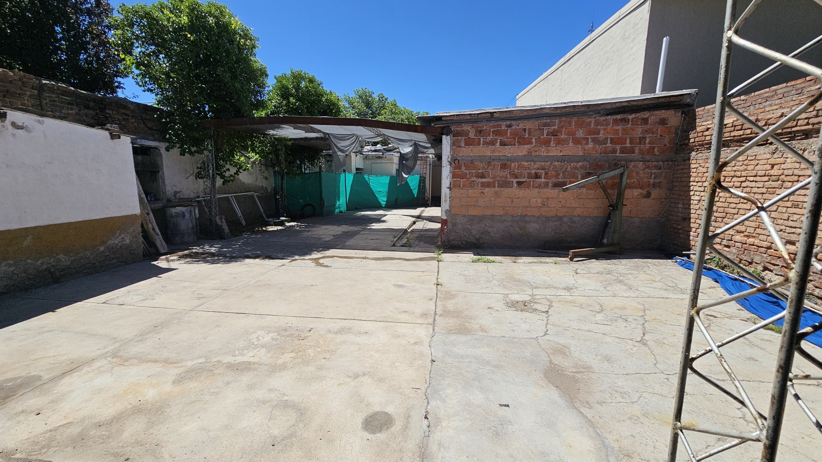 Casa + Galpon con gas. Propiedad Multifuncional en Avenida Sarmiento de San Rafael: 2 Galpones con Casa de 3 Dormitorios, ¡Ideal para Comercio o Deposito!