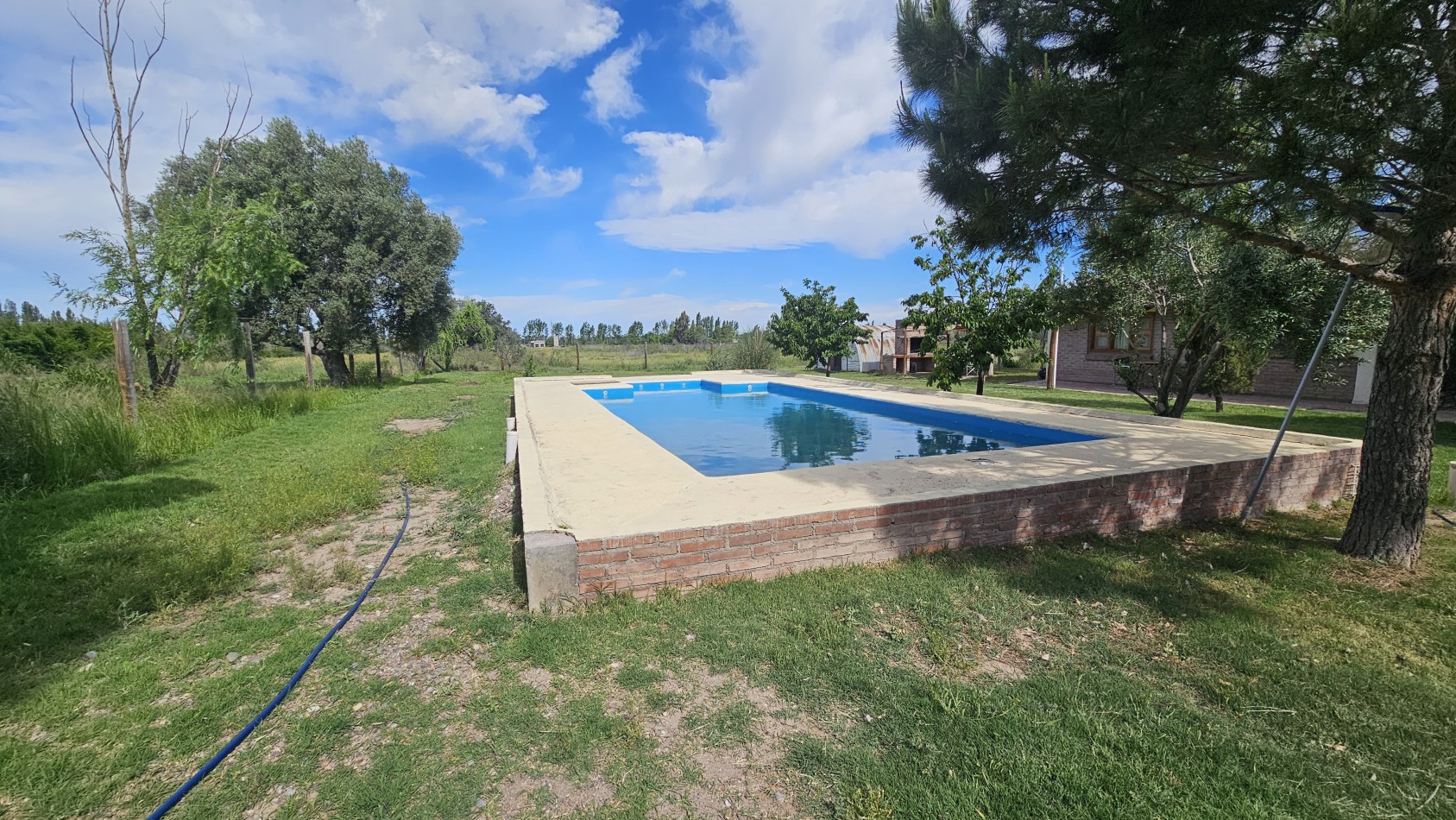 Vendo Casa Amplia con pileta y depto con 7200 m² parquizados en Cuadro Benegas San Rafael