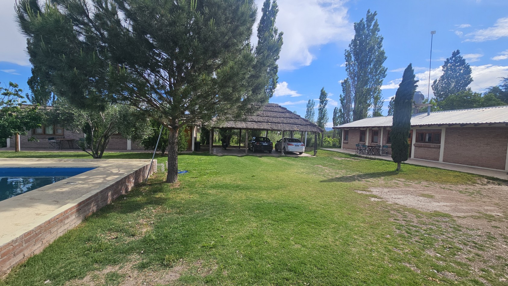 Vendo Casa Amplia con pileta y depto con 7200 m² parquizados en Cuadro Benegas San Rafael