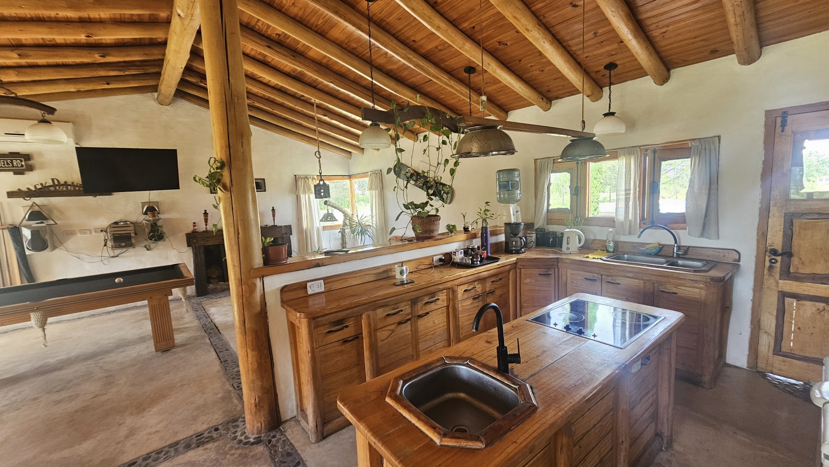 Vendo Casa Amplia con pileta y depto con 7200 m² parquizados en Cuadro Benegas San Rafael