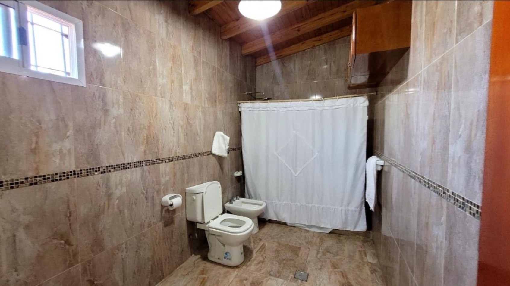 VENDO CASA QUINTA ¿Estas buscando una propiedad amplia, moderna y lista para disfrutar? Te presentamos esta increible oportunidad en el Barrio Cerrado, diseñada para tu comodidad y tranquilidad. Rama Caida Zona Cubilos San Rafael