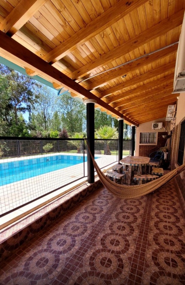 VENDO CASA QUINTA ¿Estas buscando una propiedad amplia, moderna y lista para disfrutar? Te presentamos esta increible oportunidad en el Barrio Cerrado, diseñada para tu comodidad y tranquilidad. Rama Caida Zona Cubilos San Rafael