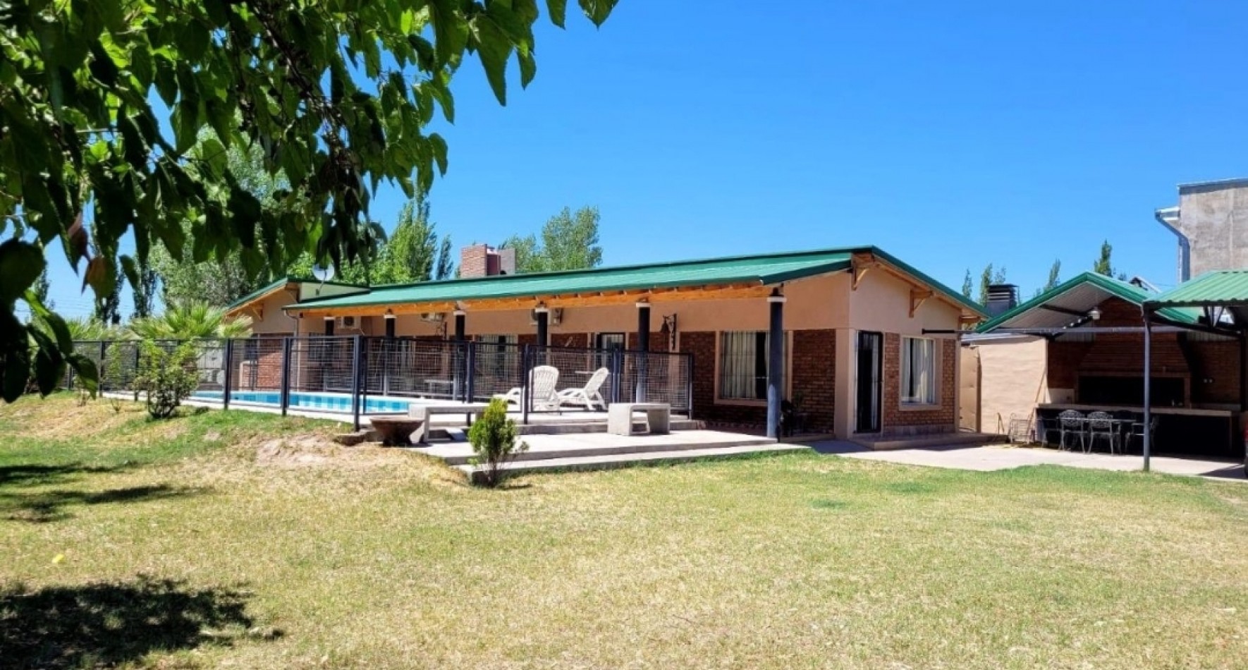 VENDO CASA QUINTA ¿Estas buscando una propiedad amplia, moderna y lista para disfrutar? Te presentamos esta increible oportunidad en el Barrio Cerrado, diseñada para tu comodidad y tranquilidad. Rama Caida Zona Cubilos San Rafael