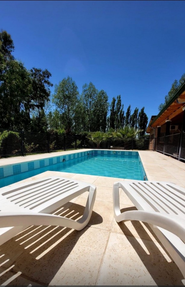 VENDO CASA QUINTA ¿Estas buscando una propiedad amplia, moderna y lista para disfrutar? Te presentamos esta increible oportunidad en el Barrio Cerrado, diseñada para tu comodidad y tranquilidad. Rama Caida Zona Cubilos San Rafael