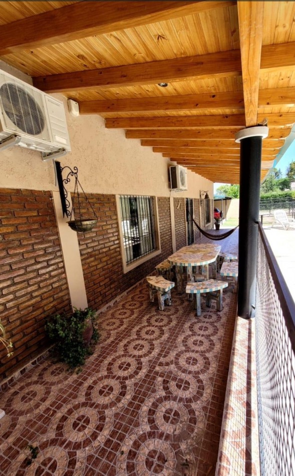 VENDO CASA QUINTA ¿Estas buscando una propiedad amplia, moderna y lista para disfrutar? Te presentamos esta increible oportunidad en el Barrio Cerrado, diseñada para tu comodidad y tranquilidad. Rama Caida Zona Cubilos San Rafael