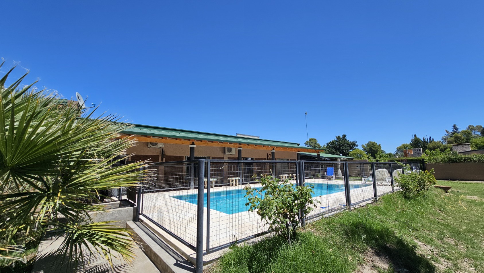 VENDO CASA QUINTA ¿Estas buscando una propiedad amplia, moderna y lista para disfrutar? Te presentamos esta increible oportunidad en el Barrio Cerrado, diseñada para tu comodidad y tranquilidad. Rama Caida Zona Cubilos San Rafael