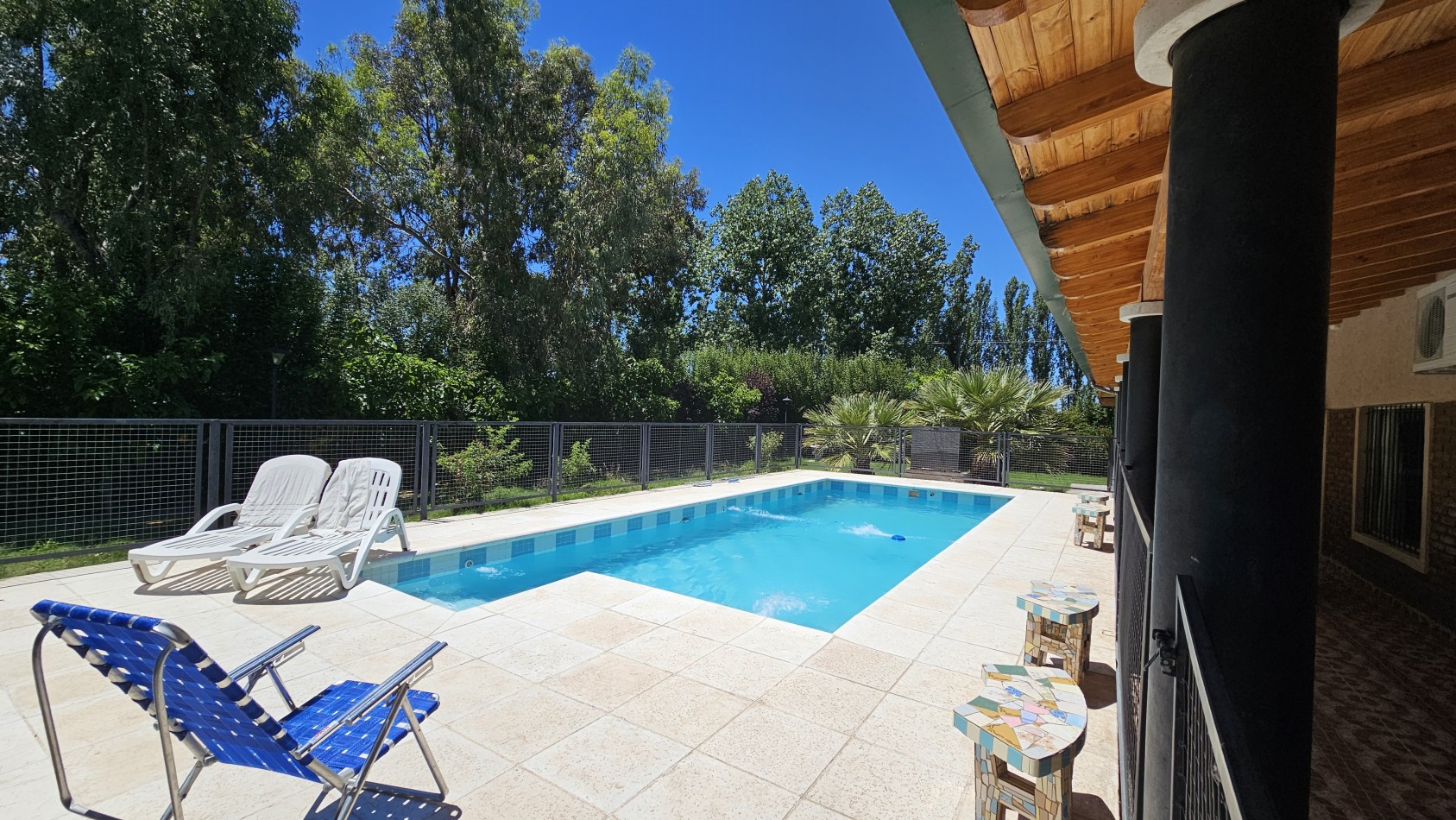 VENDO CASA QUINTA ¿Estas buscando una propiedad amplia, moderna y lista para disfrutar? Te presentamos esta increible oportunidad en el Barrio Cerrado, diseñada para tu comodidad y tranquilidad. Rama Caida Zona Cubilos San Rafael