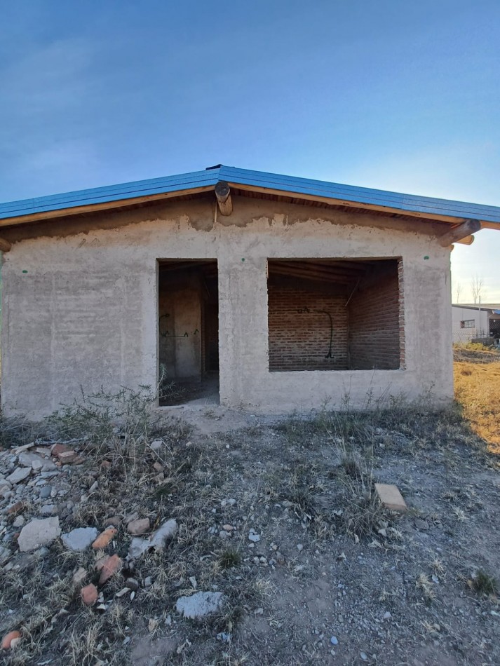 VENDO Casa a Terminar con 1963 m² de terreno. Zona 25 de Mayo. Vista a la la montaña. San Rafaely