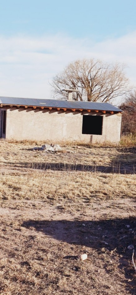 VENDO Casa a Terminar con 1963 m² de terreno. Zona 25 de Mayo. Vista a la la montaña. San Rafaely