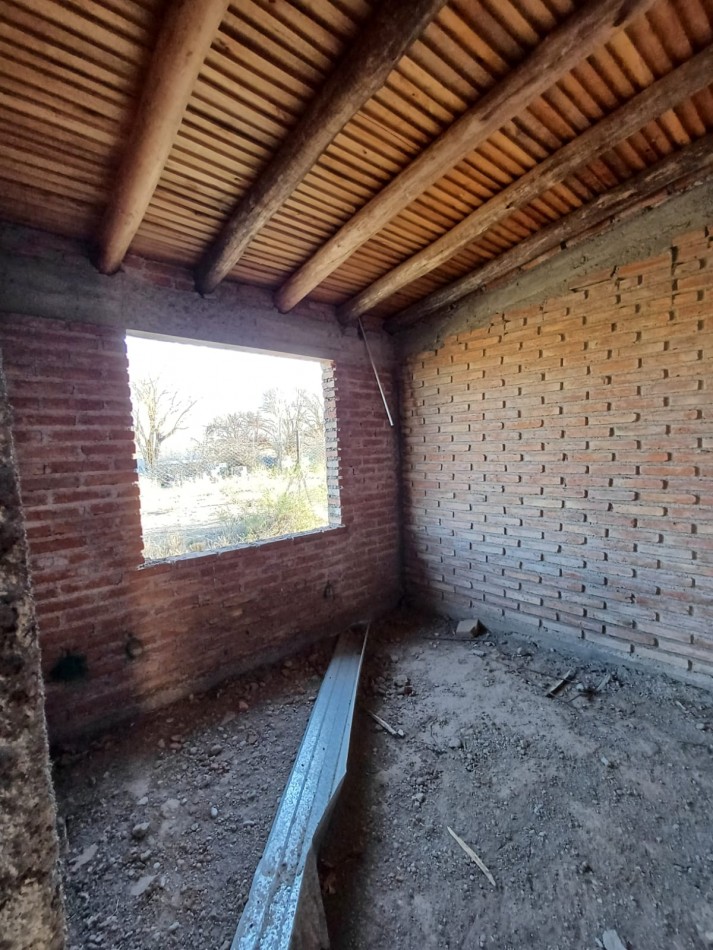 VENDO Casa a Terminar con 1963 m² de terreno. Zona 25 de Mayo. Vista a la la montaña. San Rafaely