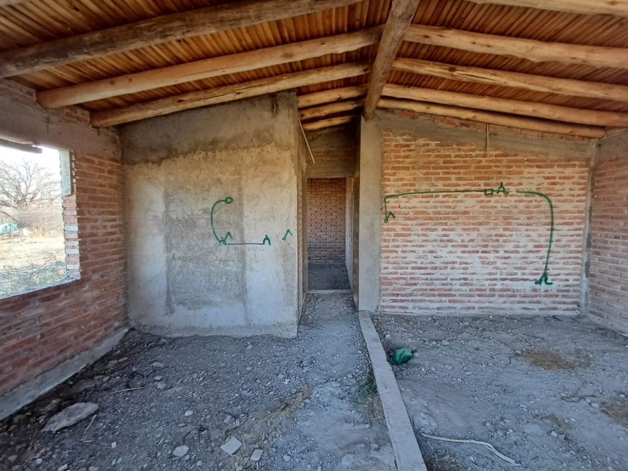 VENDO Casa a Terminar con 1963 m² de terreno. Zona 25 de Mayo. Vista a la la montaña. San Rafaely
