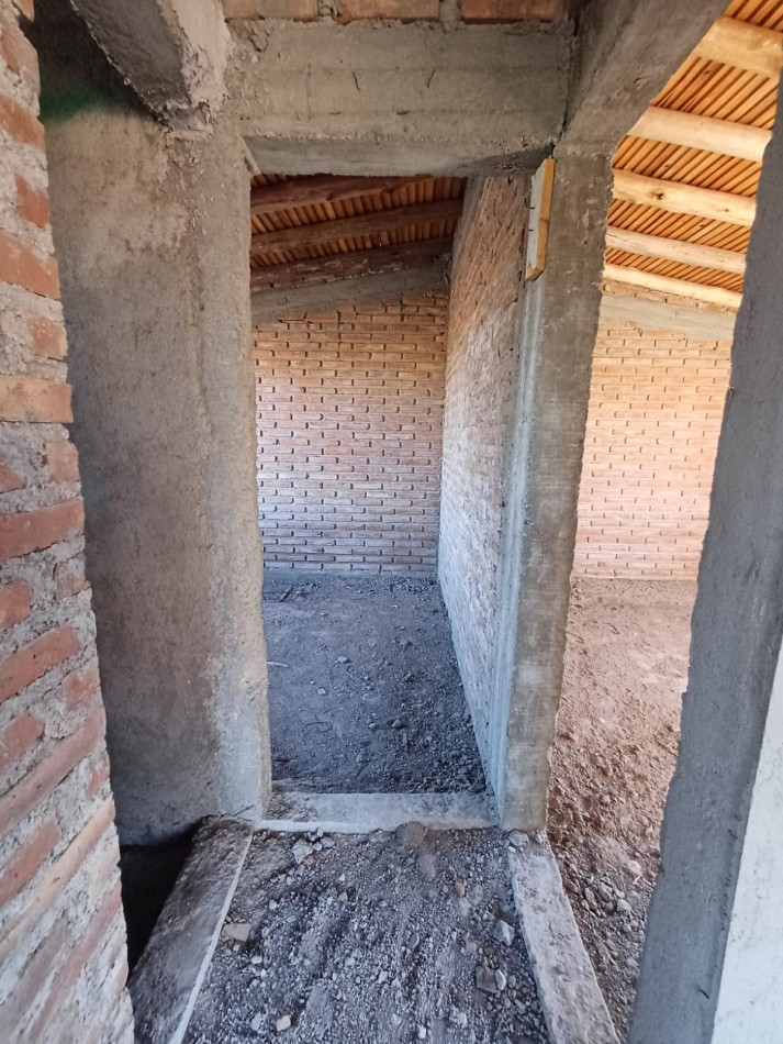 VENDO Casa a Terminar con 1963 m² de terreno. Zona 25 de Mayo. Vista a la la montaña. San Rafaely