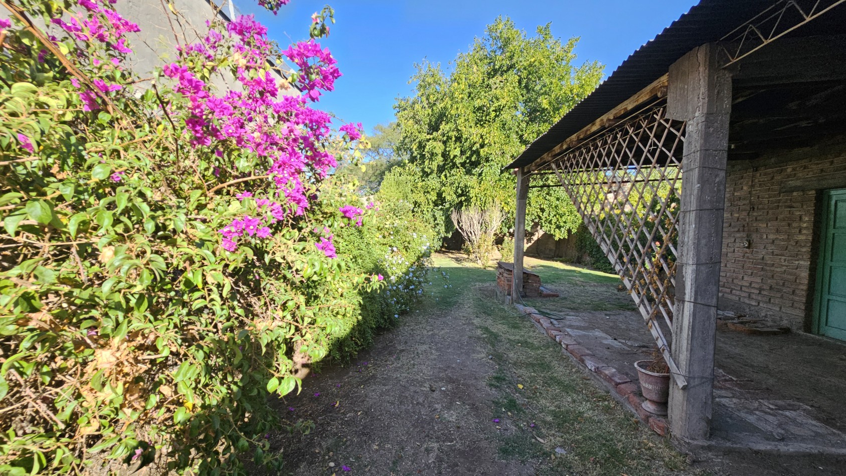¡Oportunidad unica! Casa amplia con gran terreno y excelente ubicacion. APTA Credito. San Rafael
