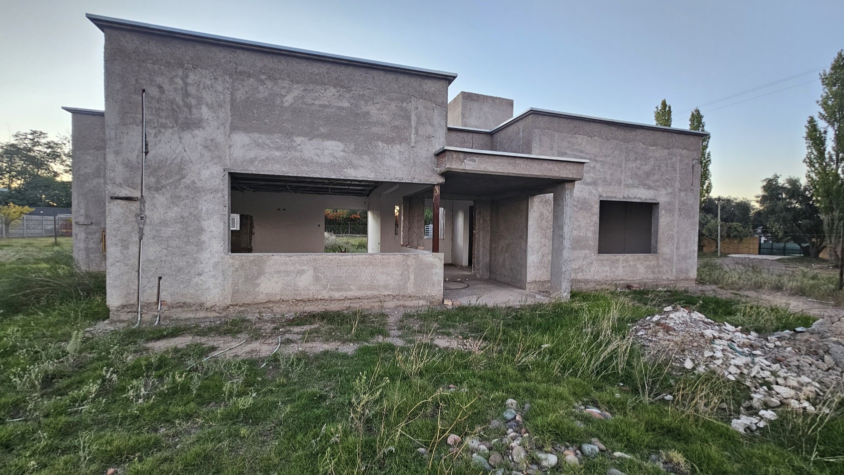 Vendo Casa a terminar zona Cerrito a 3 km de San Rafael.