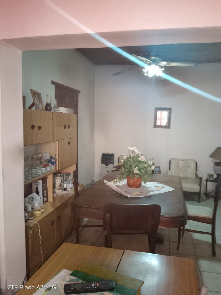 Vendo casa pleno centro de San Rafael, Mendoza. Con una casa y 2 locales.