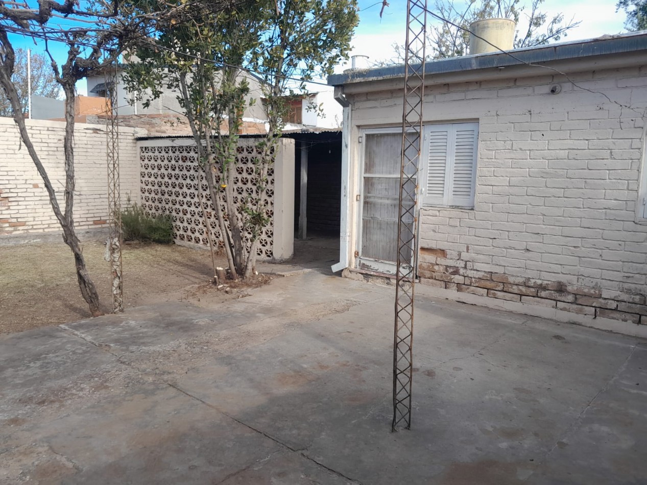 Casa en Venta en Barrio SAT - San Rafael, Mendoza! 📍 Zona Sarmiento y Balloffet, excelente ubicacion con rapido acceso a comercios, escuelas y servicios.
