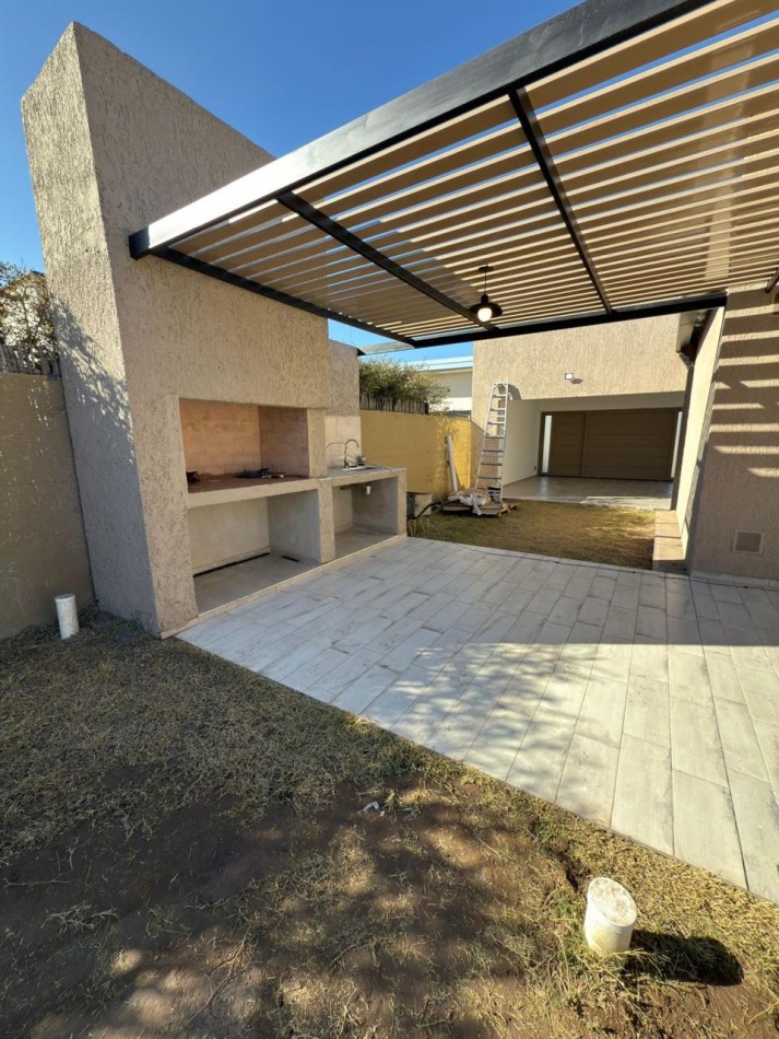Casa a Estrenar amplia zona Dean Funes y Sauces. San Rafael. 