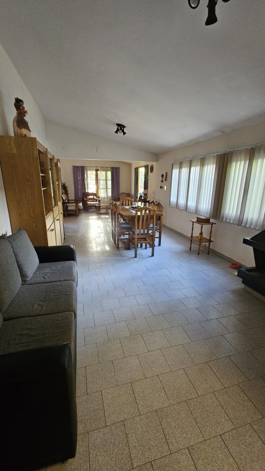 ¡Oportunidad unica en Rama Caida, San Rafael!¡Una propiedad excepcional en la zona de Rama Caida, a tan solo 6 km de San Rafael! Posibilidad de permuta. Casa+ Quincho+ Pileta+ Galpon+ plantacion+ Agua, luz y GAS