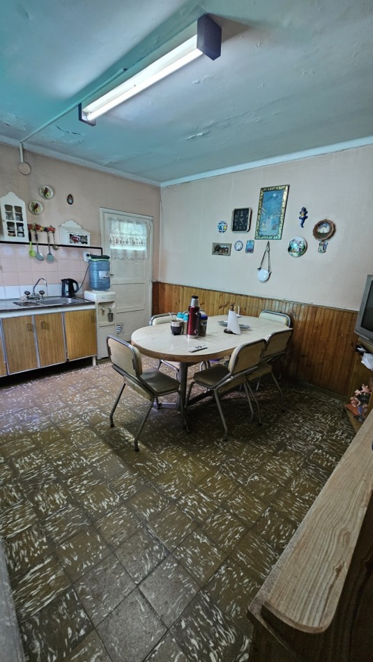 Galpon + Casa con gas. Propiedad Multifuncional en Avenida Sarmiento de San Rafael: 2 Galpones con Casa de 3 Dormitorios, ¡Ideal para Comercio o Deposito!