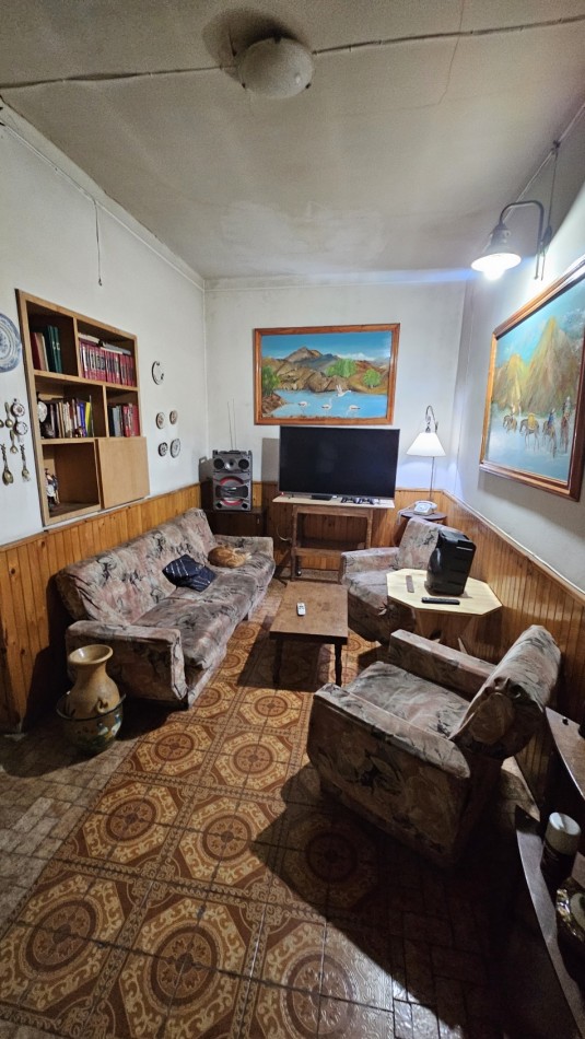 Galpon + Casa con gas. Propiedad Multifuncional en Avenida Sarmiento de San Rafael: 2 Galpones con Casa de 3 Dormitorios, ¡Ideal para Comercio o Deposito!