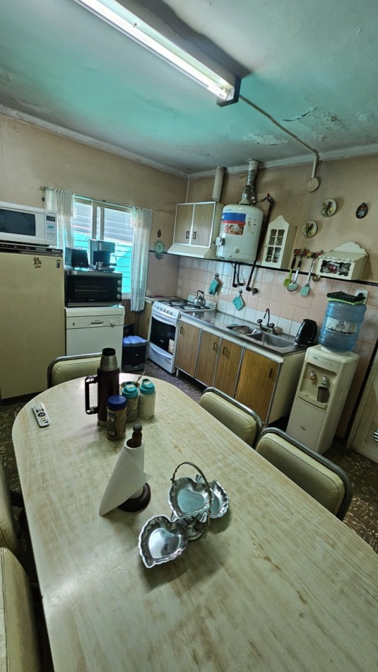 Casa + Galpon con gas. Propiedad Multifuncional en Avenida Sarmiento de San Rafael: 2 Galpones con Casa de 3 Dormitorios, ¡Ideal para Comercio o Deposito!