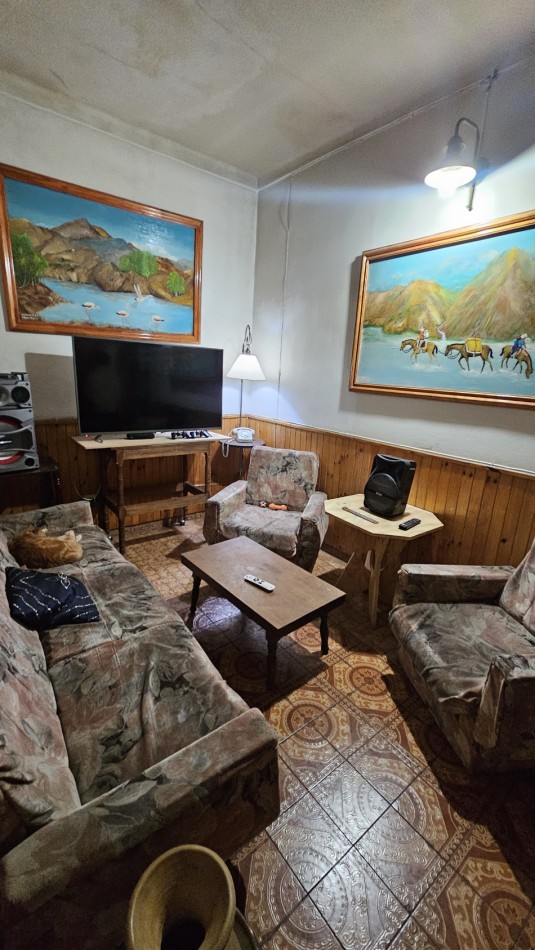 Casa + Galpon con gas. Propiedad Multifuncional en Avenida Sarmiento de San Rafael: 2 Galpones con Casa de 3 Dormitorios, ¡Ideal para Comercio o Deposito!