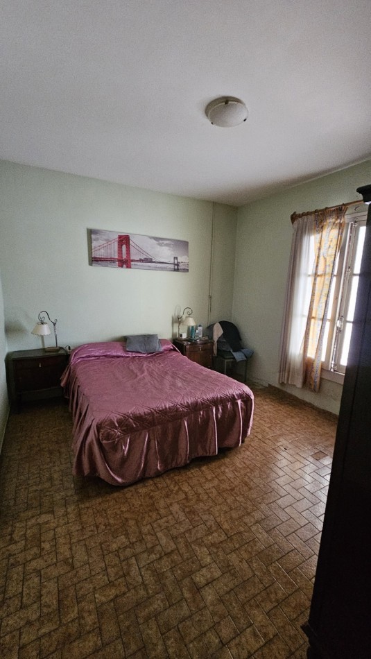 Casa + Galpon con gas. Propiedad Multifuncional en Avenida Sarmiento de San Rafael: 2 Galpones con Casa de 3 Dormitorios, ¡Ideal para Comercio o Deposito!