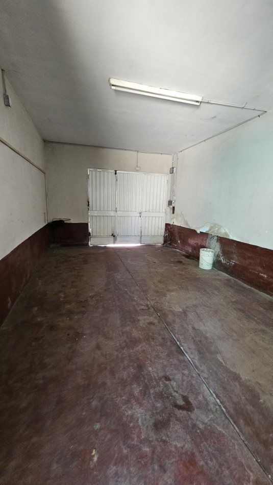 Casa + Galpon con gas. Propiedad Multifuncional en Avenida Sarmiento de San Rafael: 2 Galpones con Casa de 3 Dormitorios, ¡Ideal para Comercio o Deposito!