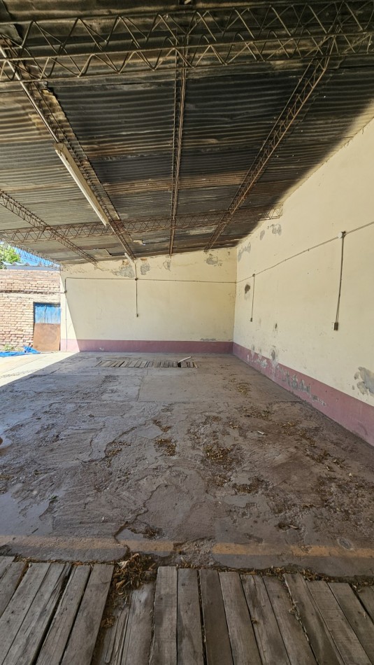 Casa + Galpon con gas. Propiedad Multifuncional en Avenida Sarmiento de San Rafael: 2 Galpones con Casa de 3 Dormitorios, ¡Ideal para Comercio o Deposito!