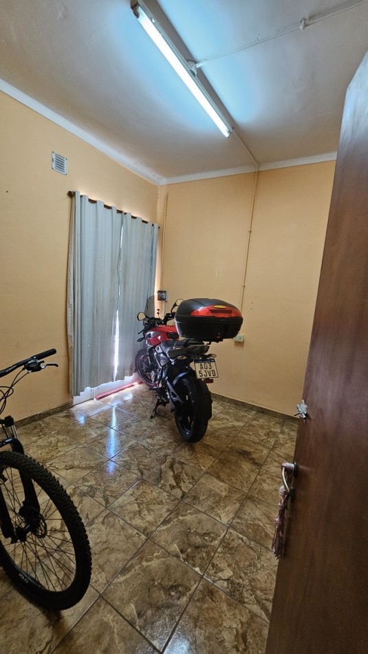 Casa + Galpon con gas. Propiedad Multifuncional en Avenida Sarmiento de San Rafael: 2 Galpones con Casa de 3 Dormitorios, ¡Ideal para Comercio o Deposito!