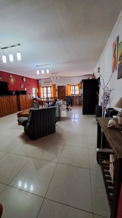 VENDO O PERMUTO CASA NUEVA AMPLIA Centrica en buena Zona a 3 cuadras de Av. Rivadavia. A 9 cuadras, del km 0 de SAN RAFAEL.